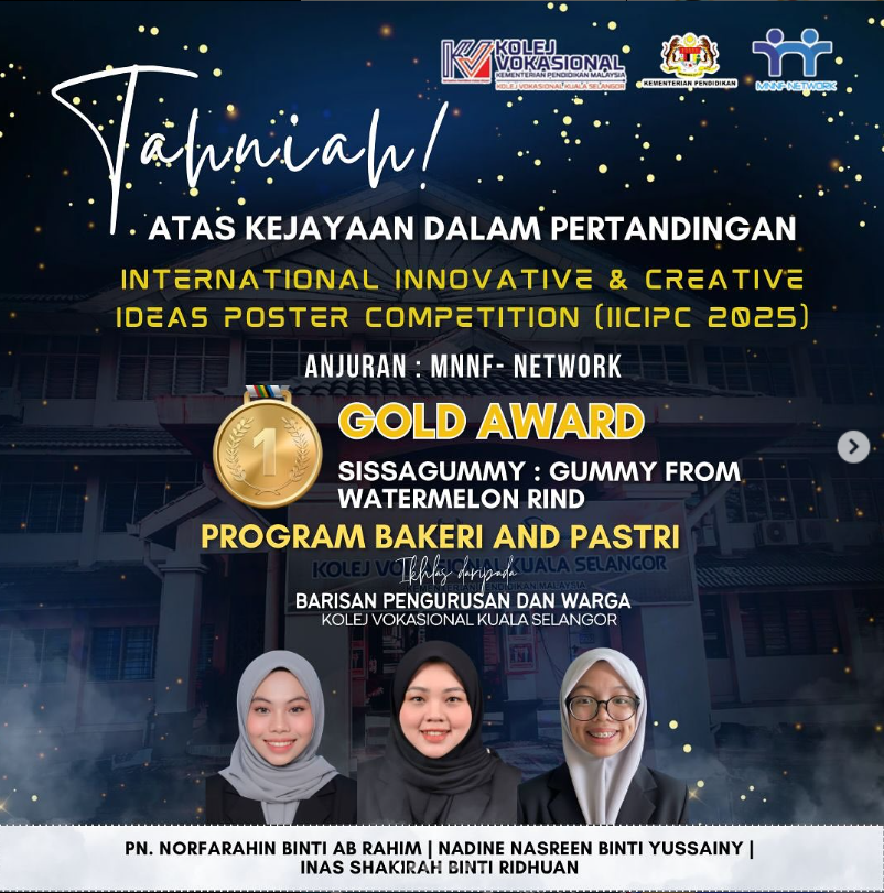 Tahniah kepada pelajar Program Bakeri dan Pastri Kolej Vokasional Kuala Selangor atas kejayaan meraih Gold Award dalam International Innovative & Creative Ideas Poster Competition (IICIPC 2025) anjuran MNNF Network. Projek inovasi bertajuk “Sissagummy: Gummy from Watermelon Rind” menunjukkan kreativiti penggunaan kulit tembikai dalam pembuatan gula-gula. Gambar menampilkan tiga pelajar penerima anugerah – Pn. Norfarahin Binti Ab Rahim, Nadine Nasreen Binti Yussainy, dan Inas Shakirah Binti Ridhuwan – dengan latar belakang bangunan kolej.

